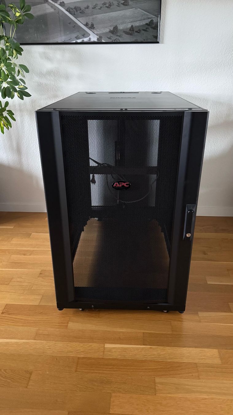 Apc Racks & Cavalletti: Rack - APC NetShelter (SX Cabinet) – Nuovo (secondo la descrizione) da Henggart venduto da Welcome04