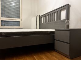 Bett 160x200 mit Beistelltisch und Lampe 