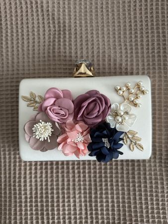 Elegante Clutch mit Blumen - Perfekt für den Frühling!