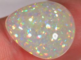 7.7 Karat - Äthiopischer Opal mit mit Rainbow Prisms