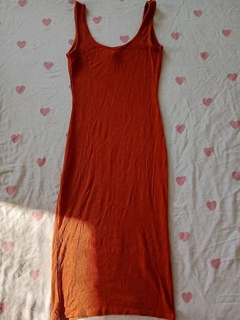 Enges oranges Kleid 