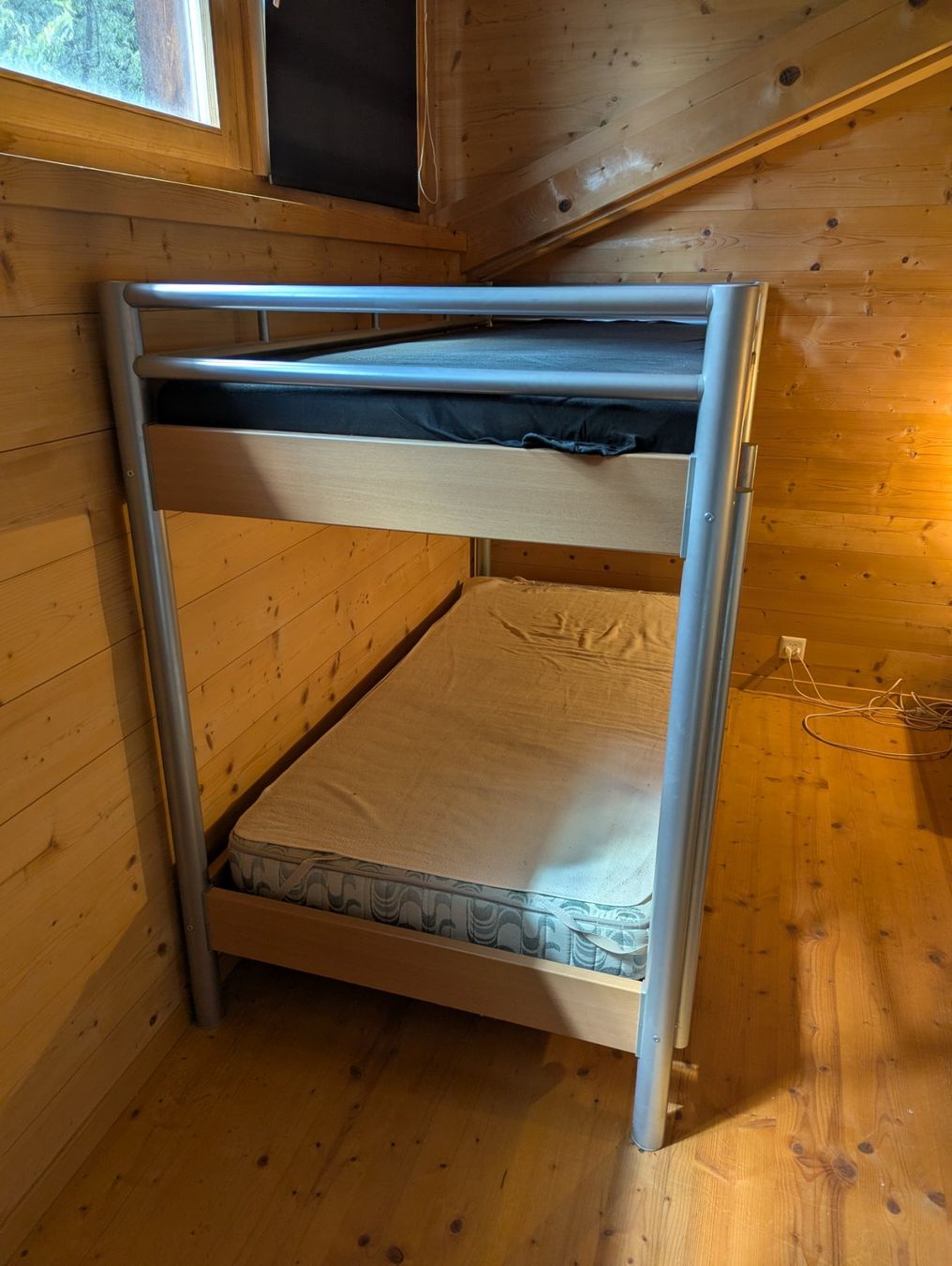 Lits: Lit superposé robuste en métal et bois – D'occasion à Evionnaz par fmettan 1