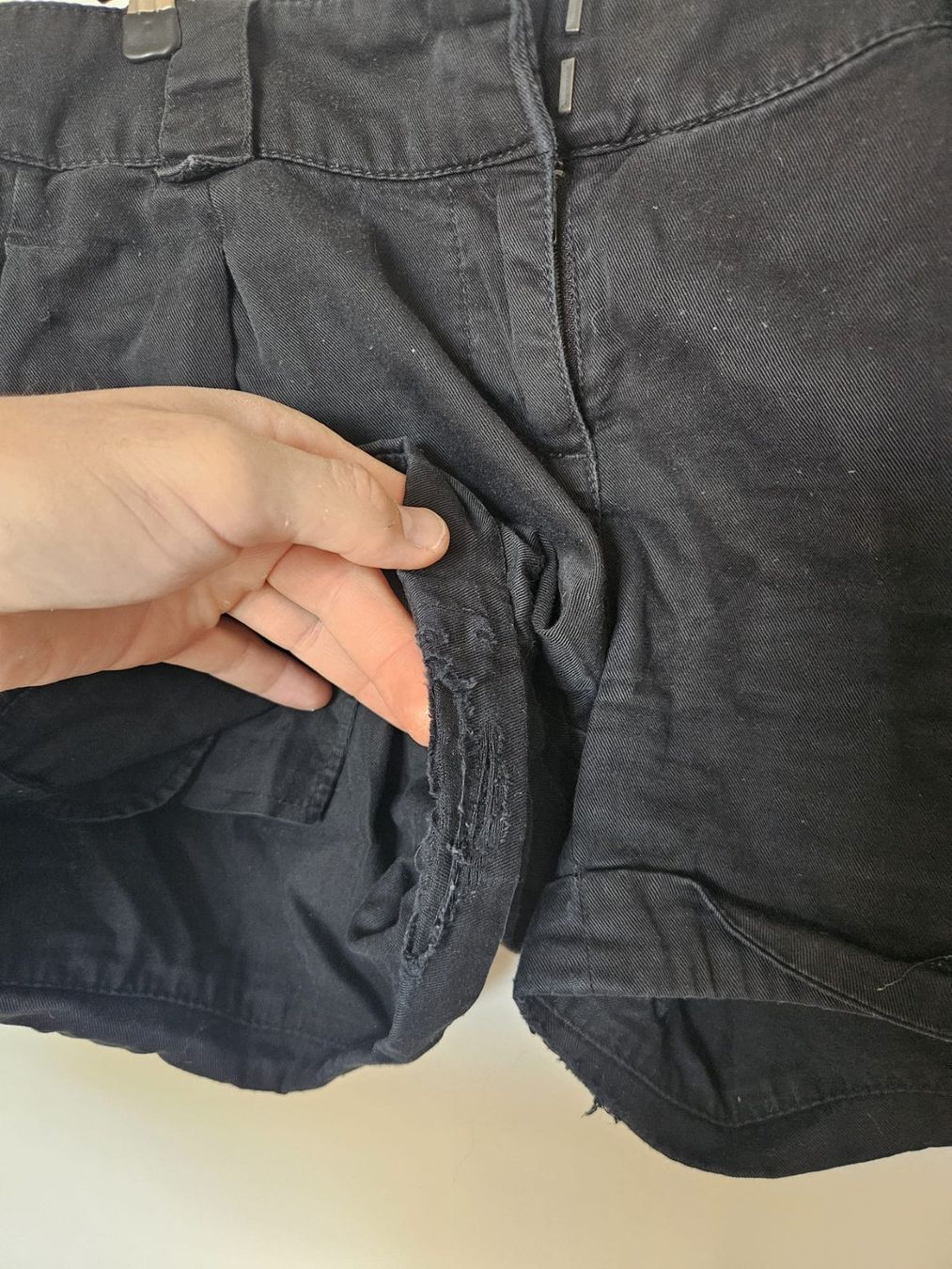 Pantalons: Schwarze kurze Shorts – D'occasion à Muri b. Bern par mar_2hpg 5