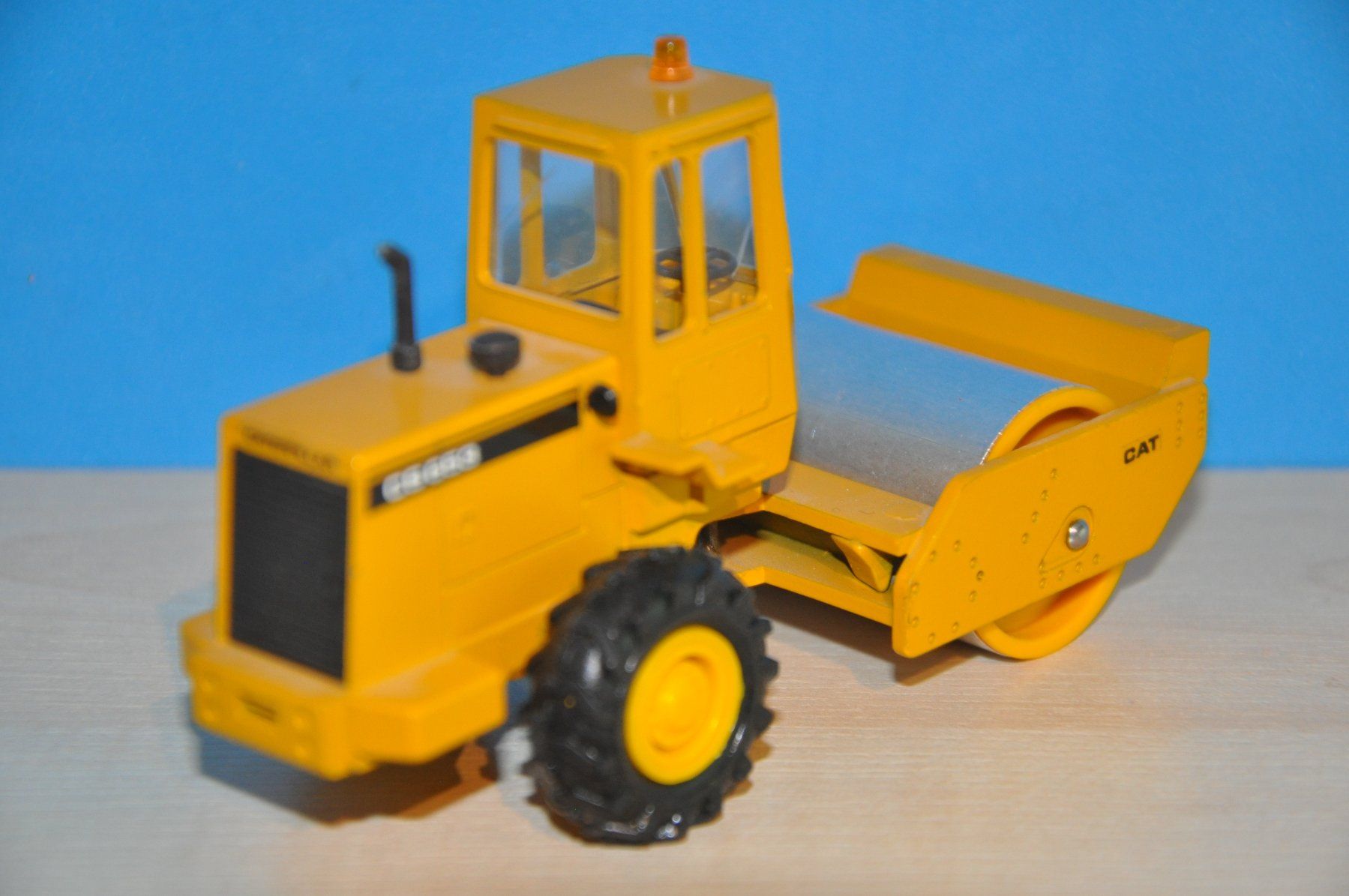 Conrad Kit di modellismo & Modellini statici: CAT CS 653 Walzenzug – Usato da Mitlödi venduto da worker04 2