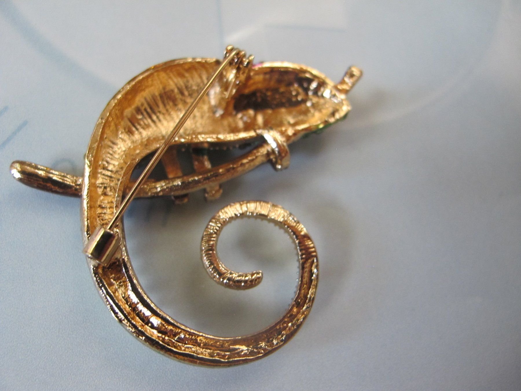 Broschen & Nadeln: Chamäleon Brosche, funkelnd mit bunten Strass Steinen. – Neu (gemäss Beschreibung) aus Löhningen von Chimae67 2