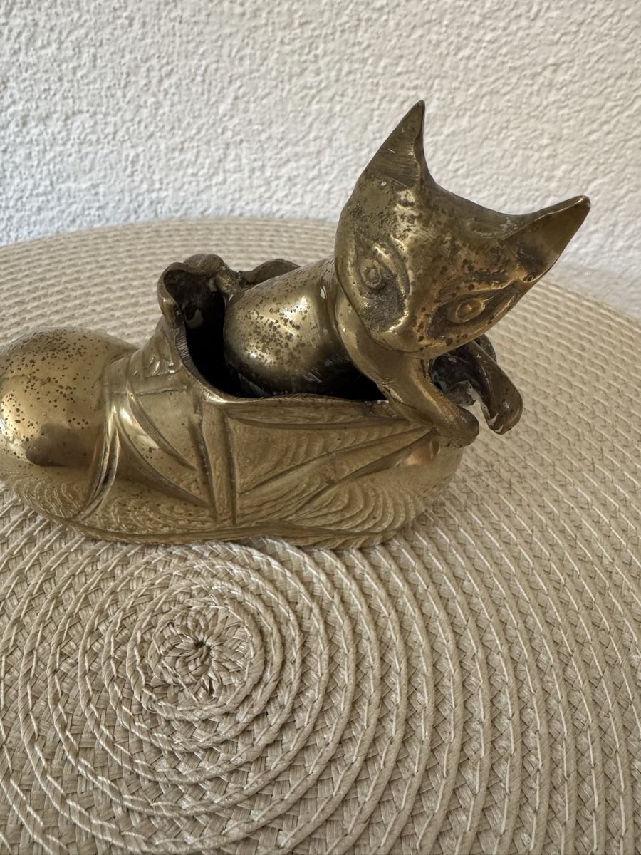 Statuette: Vintage Messing Katze in einem Schuh – Usato da Balsthal venduto da Narulya 1