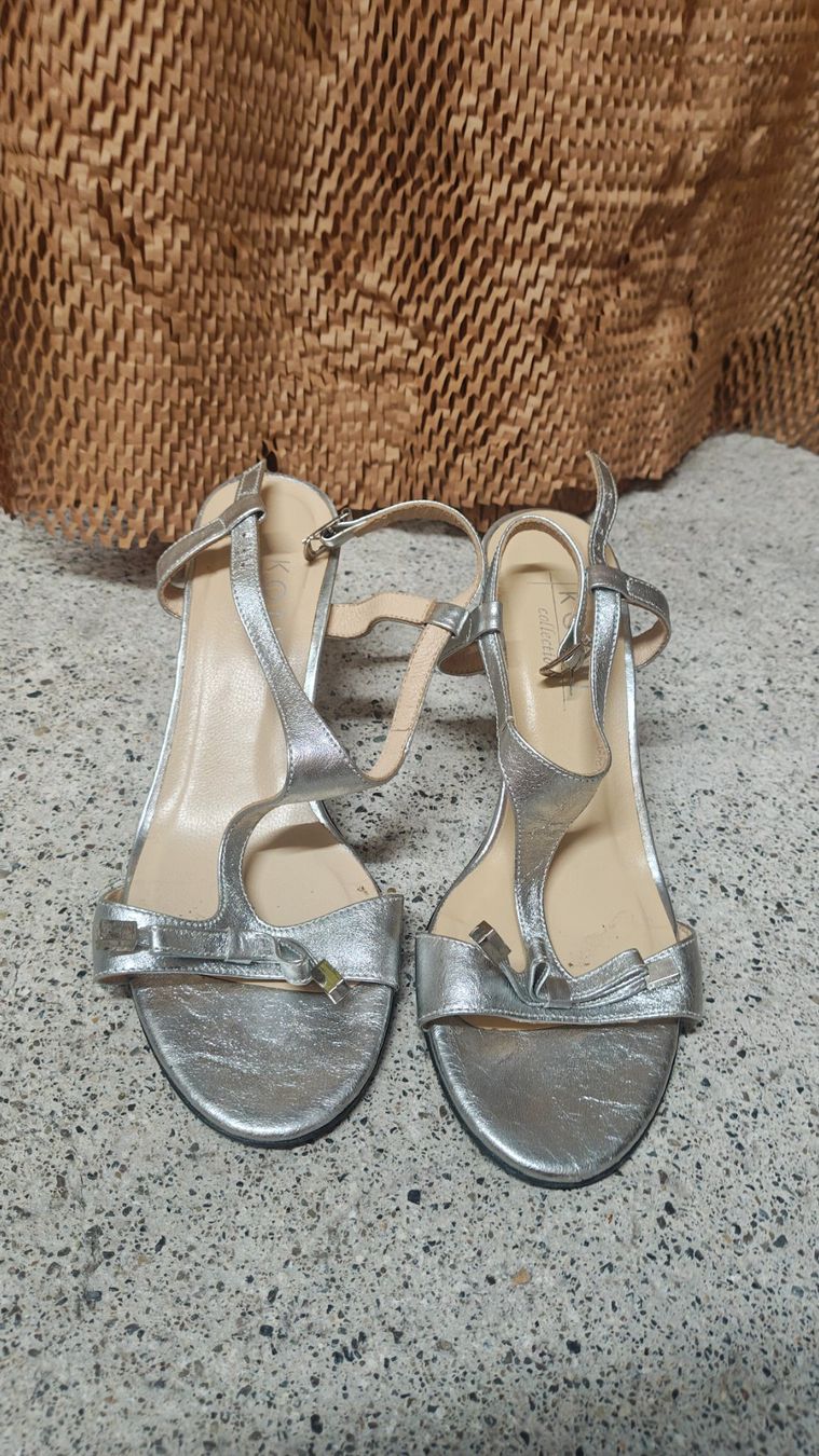 Chaussures femmes: Silberne Ledersandalen – D'occasion à Thalwil par hri_s2bq