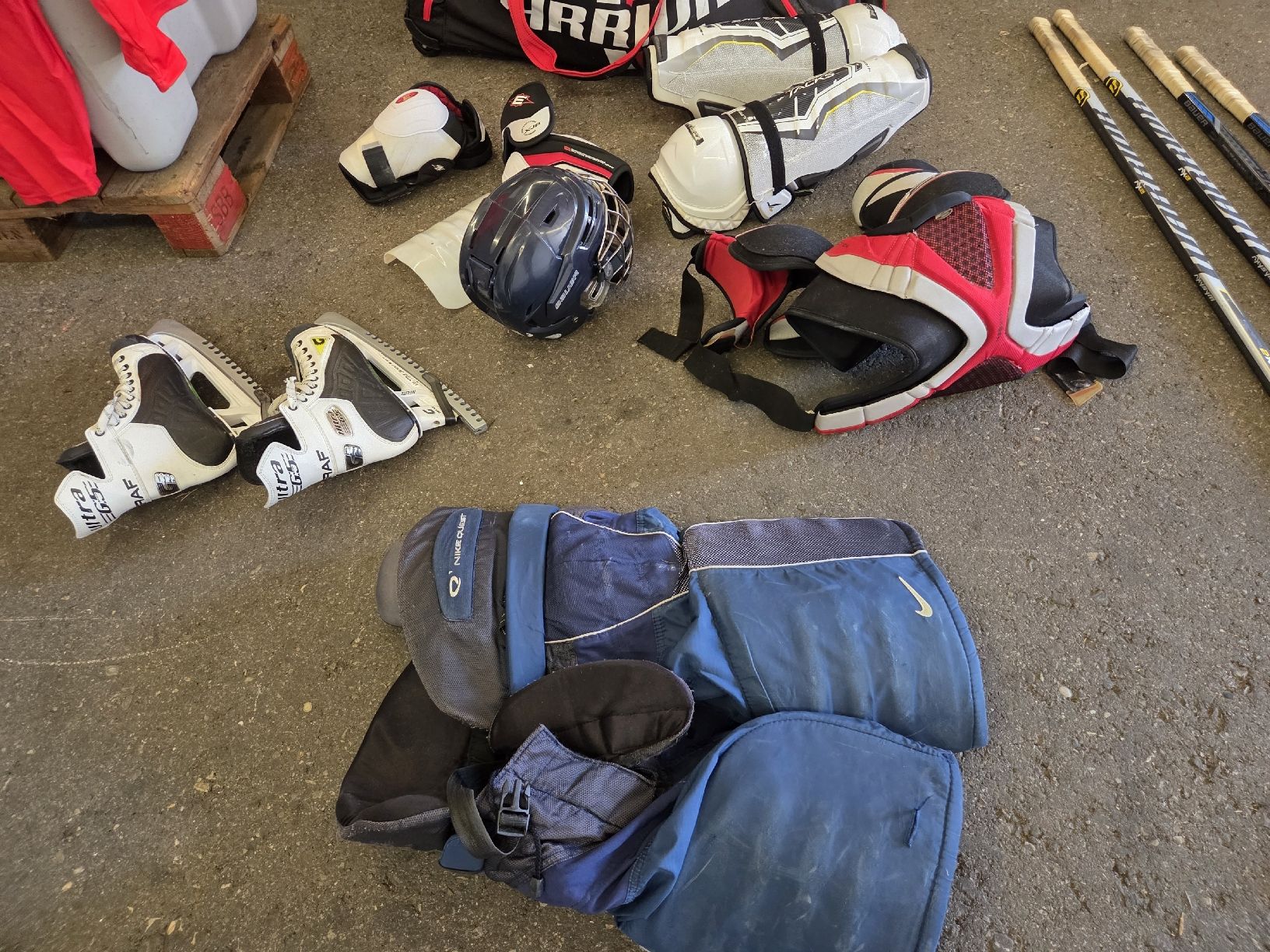 Bauer Schutz & Schoner: Eishockey Ausrüstung  – Gebraucht aus Oberhasli von General-Dealer 5