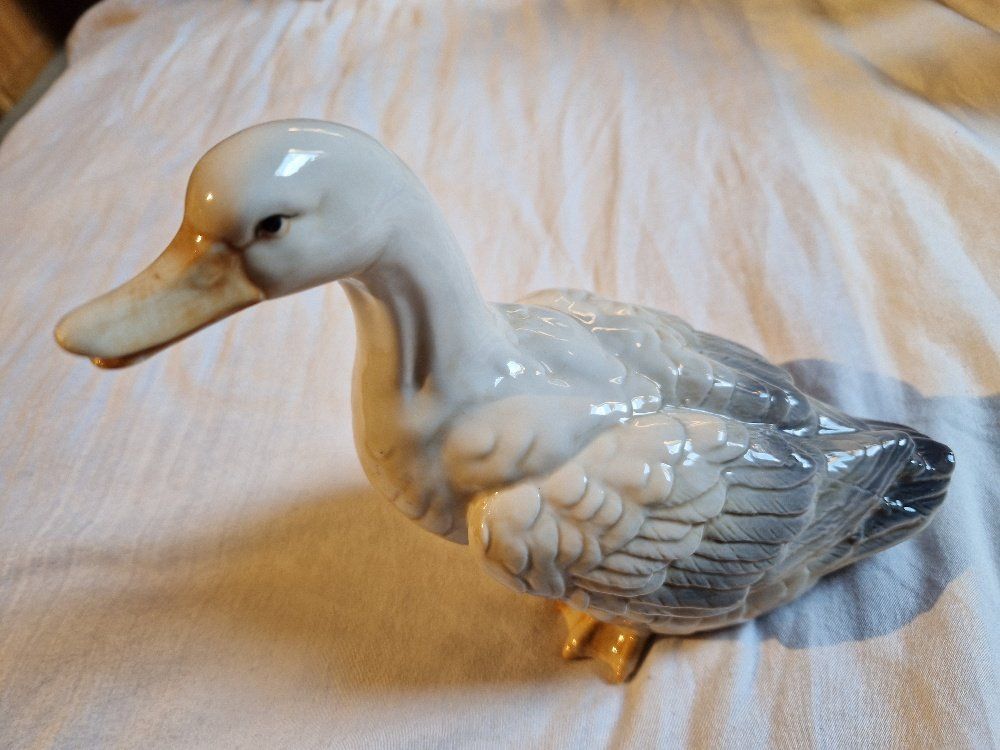 Statuette: Gans aus Steingut, wunderschön gearbeitet und Bemalt – Usato da Brittnau venduto da Zibu