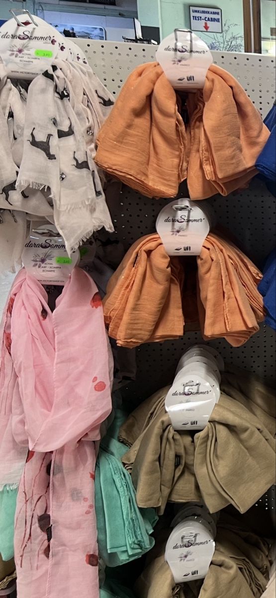 Foulards, Tücher & Schals: Halstuch--Damenschall 100 Stück – Neu (gemäss Beschreibung) aus Interlaken von Skandalpreis 2