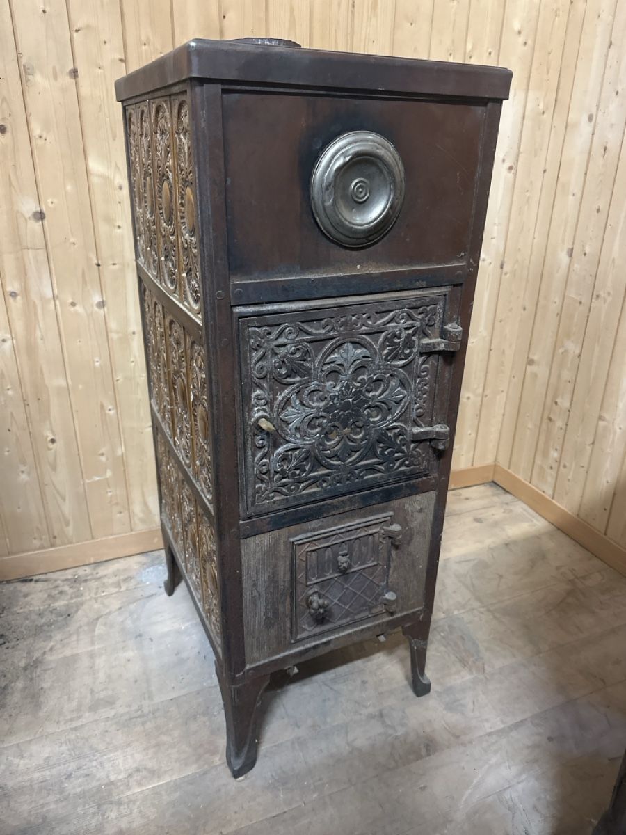 Altri mobili d'antiquariato: Antiker Kachelofen dunkelbraun – Usato da Baar venduto da Hillsboro
