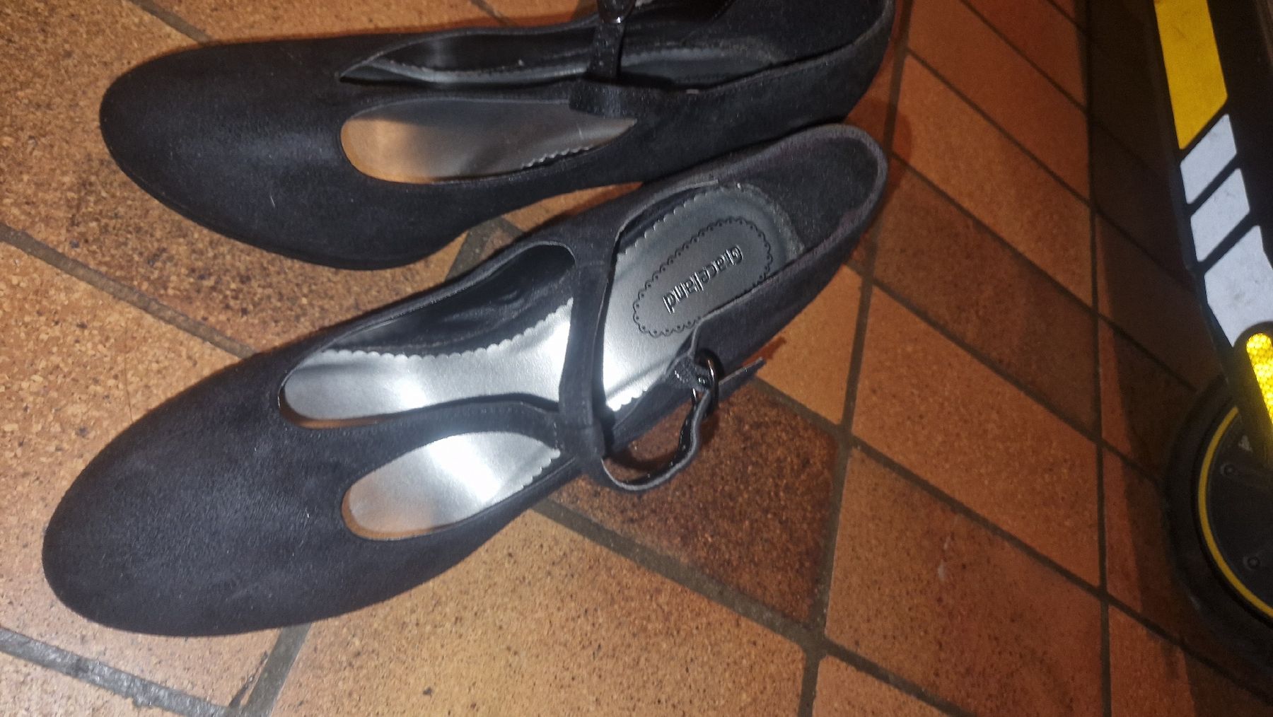 Scarpe da donna: Schwarze Wildleder Pumps Gr. 39, Absatzschuhe – Usato da Basel venduto da gio_d9qn 1