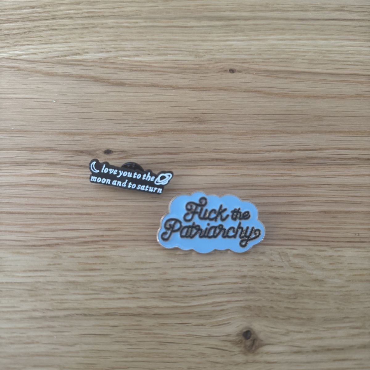 Placchette & Badge: Taylor Swift Pins – Nuovo (secondo la descrizione) da Sursee venduto da giu_205