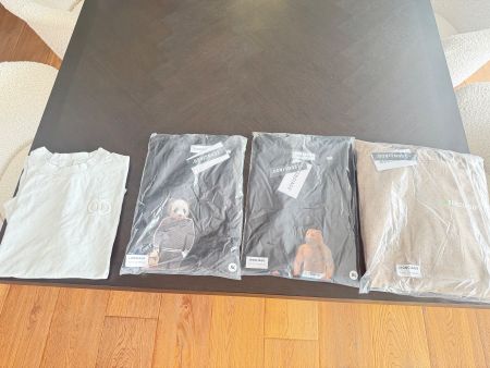 KLEIDERPACKET AB 1.- 3X T-SHIRT, 1X HOODIE