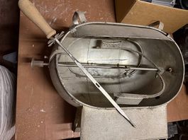 Rôtissoire ancienne en métal avec tournebroche et manivelle
