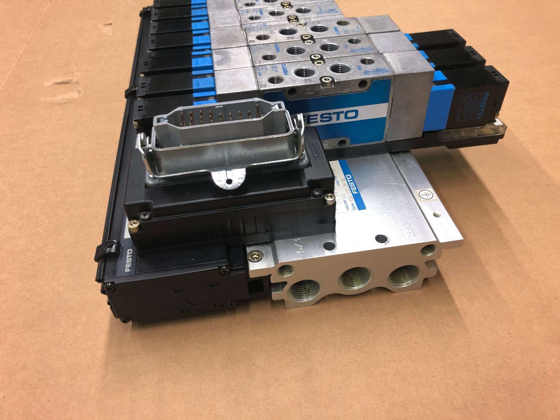 Festo Altro per industria metallurgica: Ventilinsel 1/2'' Festo – Usato da Fehraltorf venduto da pean86 1