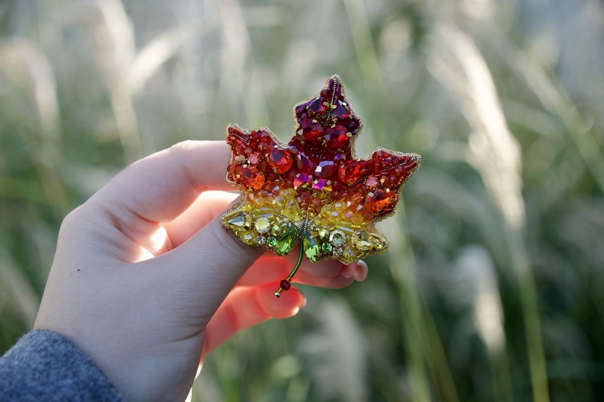 Spille & Fermagli: Autumn Leaf Brooch, Beaded Fall Colors, New – Nuovo e nell'imballaggio originale da Glattpark(Opfikon) venduto da olg_g9wb
