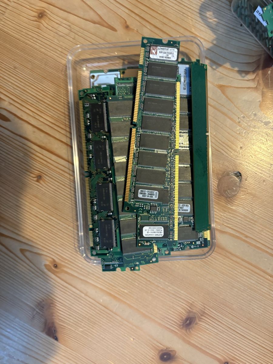 Componenti elettronici: RAM DDR lot – Usato da Les Bois venduto da StockSecure 7