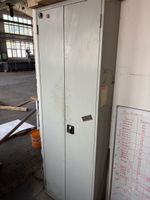 Schrank mit Kunststoffboxen
