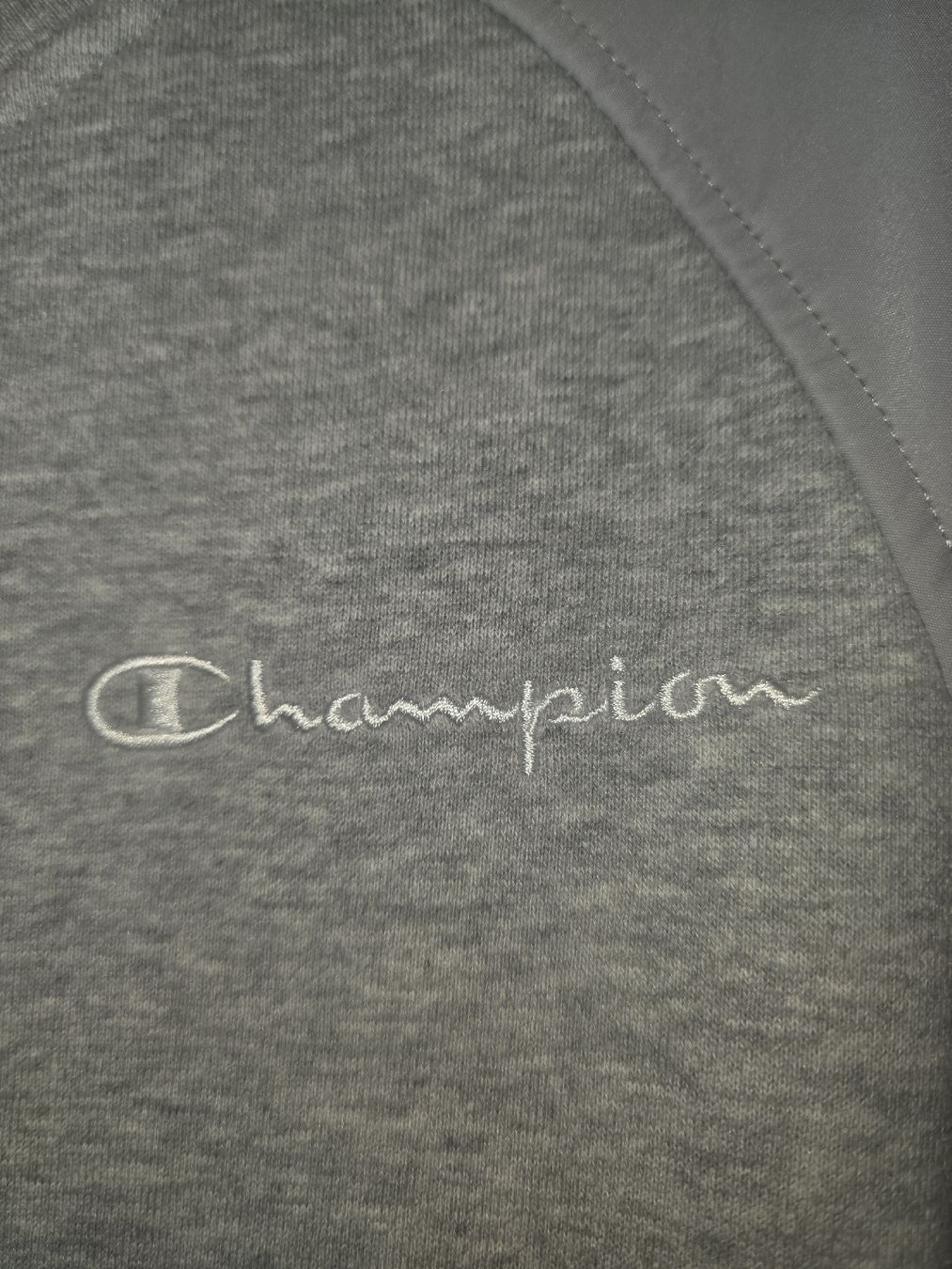 Champion Pulls & Sweat-shirts: Pull / Sweat Champion gris – Taille S – Très bon état – D'occasion à Renens VD par jose26 1