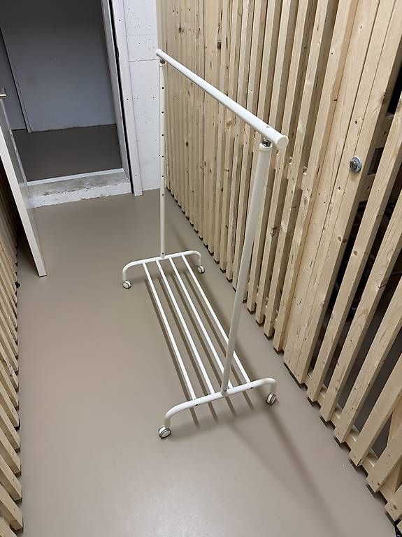 Guardaroba: Kleiderstange Gratis zum abholen – Usato da Kloten venduto da nab_287m 1