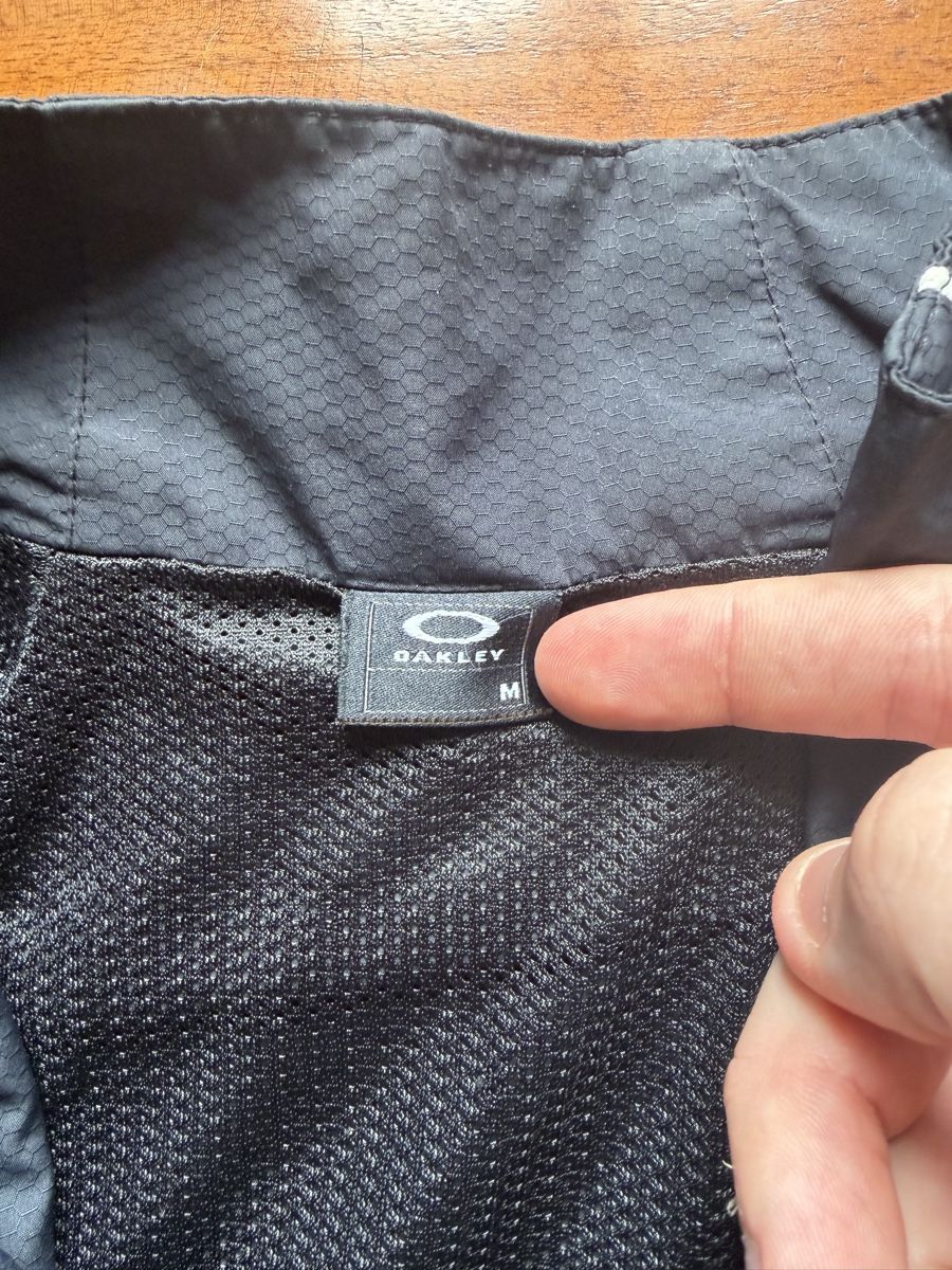 Oakley Jacken: Veste Oakley noire avec fermeture éclair taille M – Neu (gemäss Beschreibung) aus Baulmes von Mode.tm.shop 3