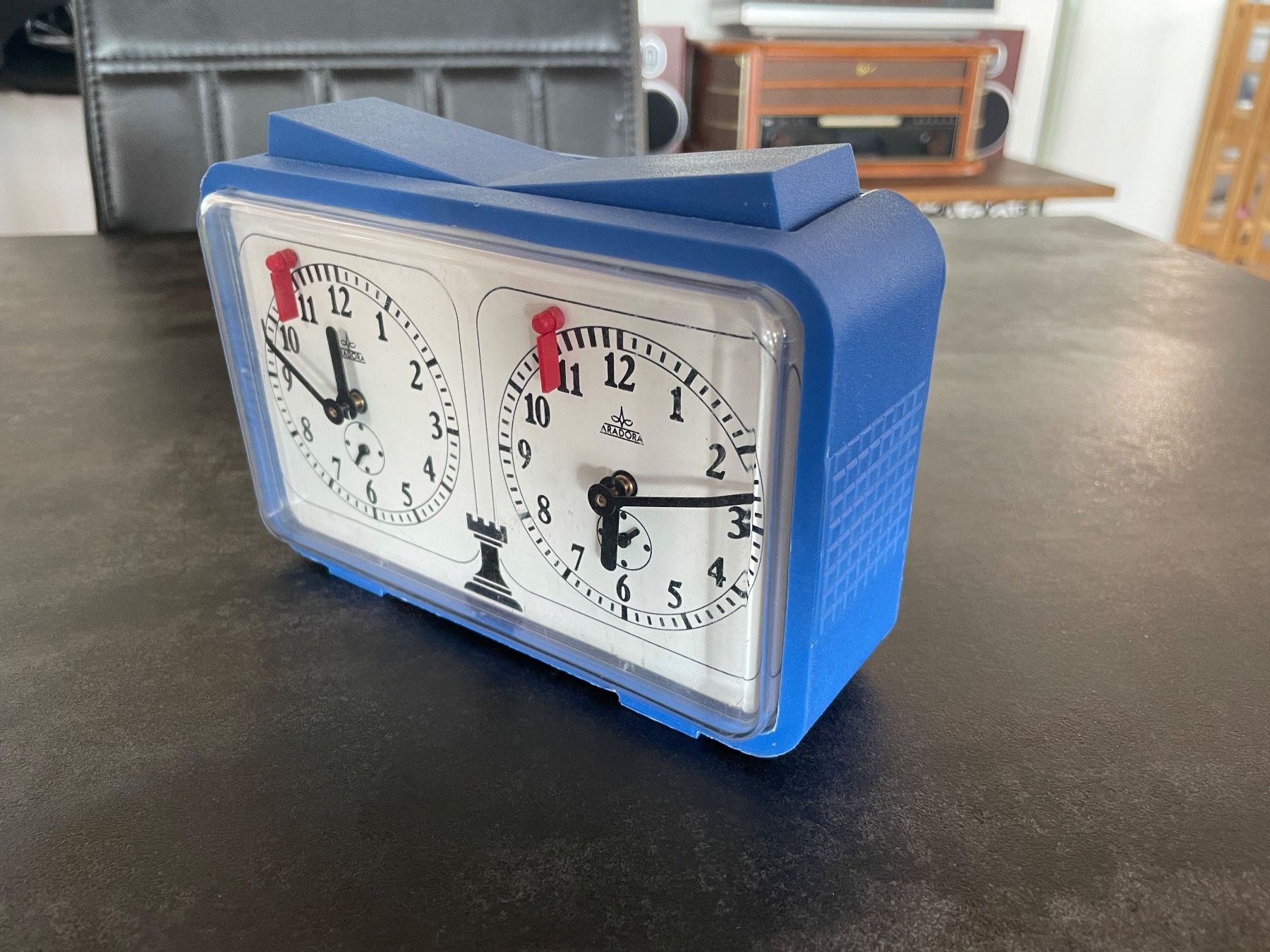 Stand- & Wanduhren: Horloge d’Echecs Vintage Aradora – Gebraucht aus Vallamand von Bricbracbroc82 2