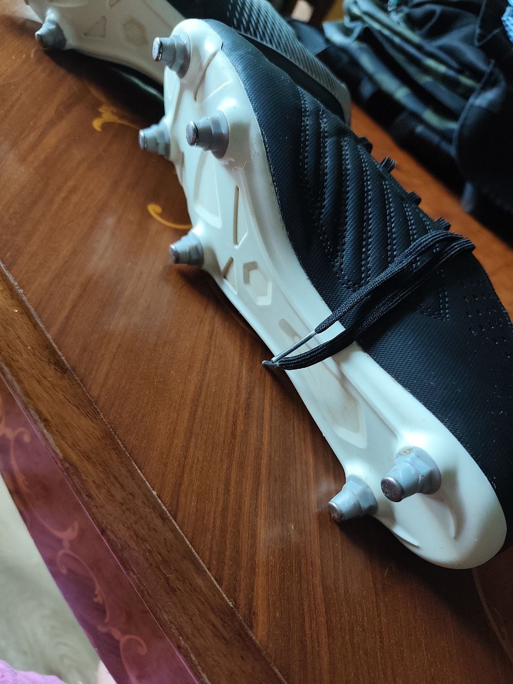 Scarpe da uomo: Due paia di scarpe uomo calcetto e/o rugby con caschetto – Usato da Grono venduto da sab_f6hs 2