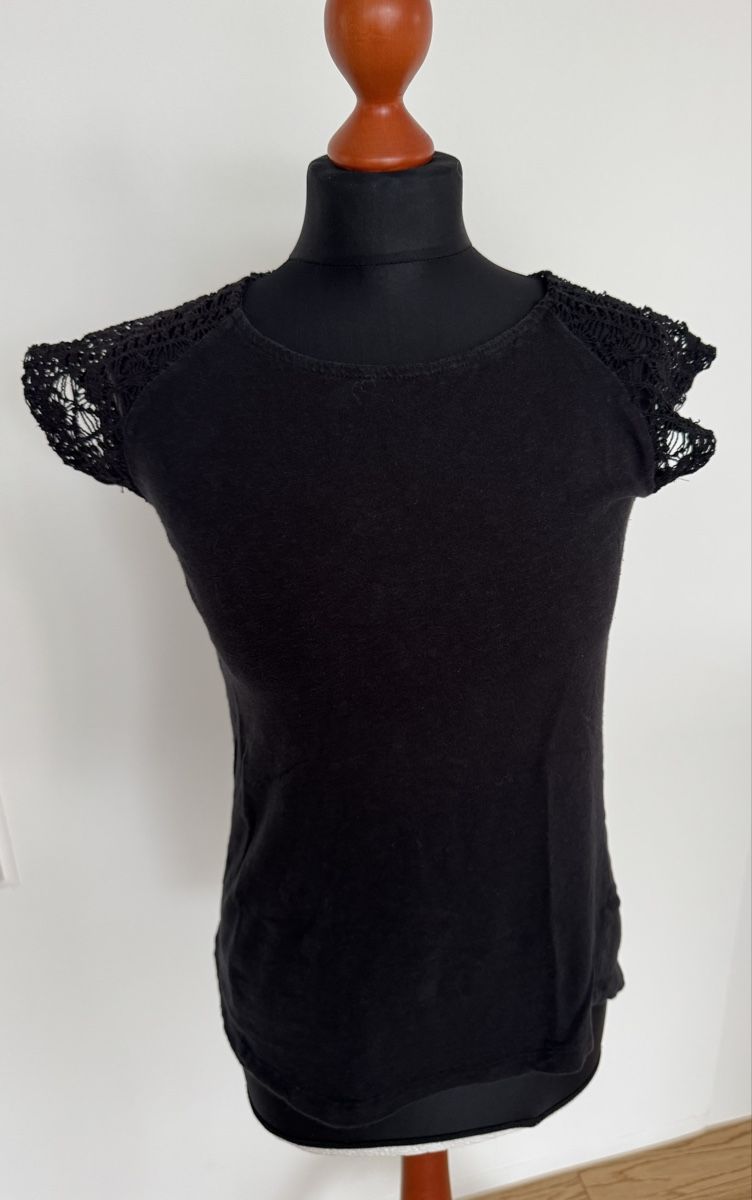 Top: Schwarzes Shirt mit Spitzenärmeln Grösse S – Usato da Hergiswil NW venduto da Labello01