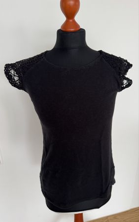 Schwarzes Shirt mit Spitzenärmeln Grösse S