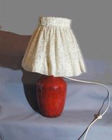 Semi-antike rote Keramik-Tischlampe