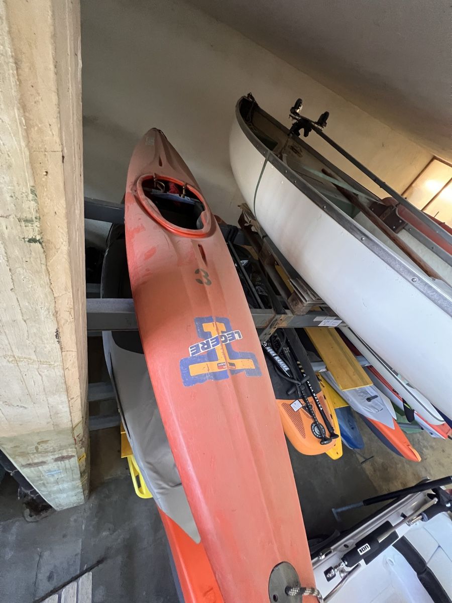 Boote: Rotes Kayak – Gebraucht aus Richterswil von valeriominutillo