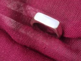 silberige Ring aus Italien mit 'Email weiss' Gr.19 L