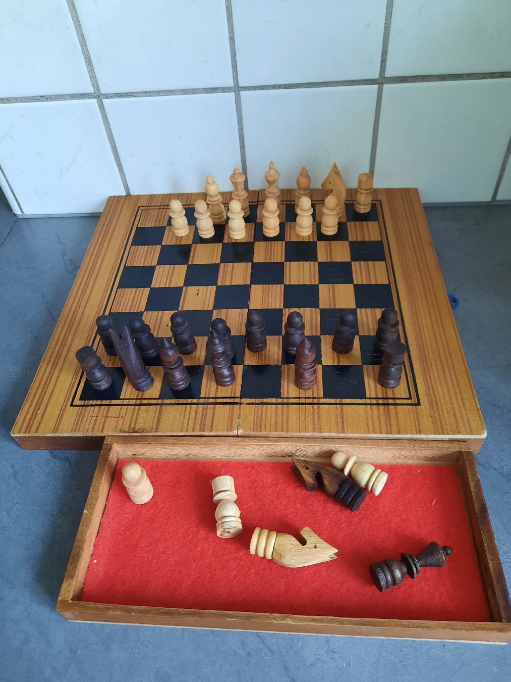 Giochi: JEU D'ÉCHECS, dans son COFFRET-ÉCHIQUIER – Usato da Le Locle venduto da marylise01 2