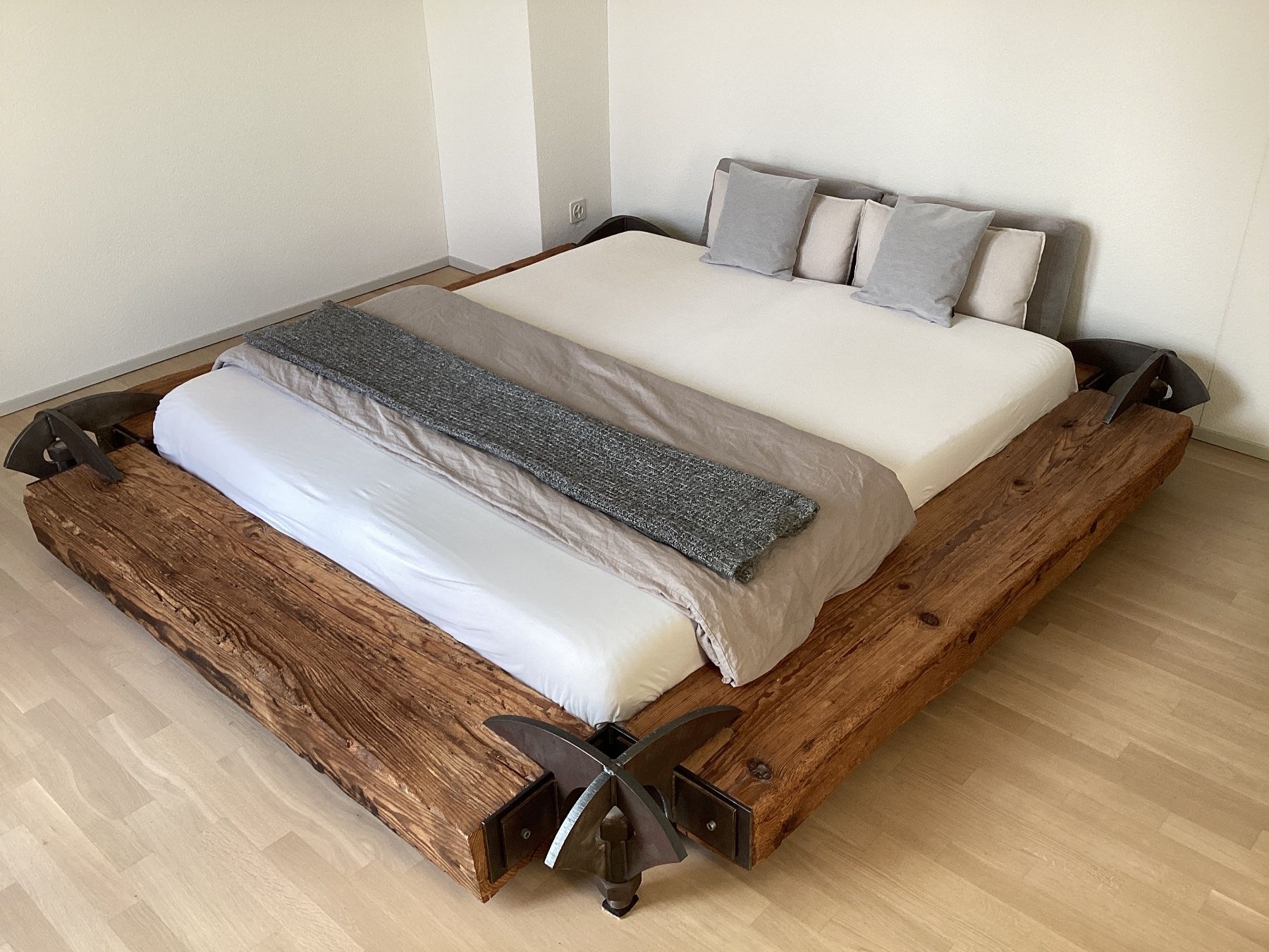 Letti: Balkenbett Massivholz – Usato da Flawil venduto da Barschfreak