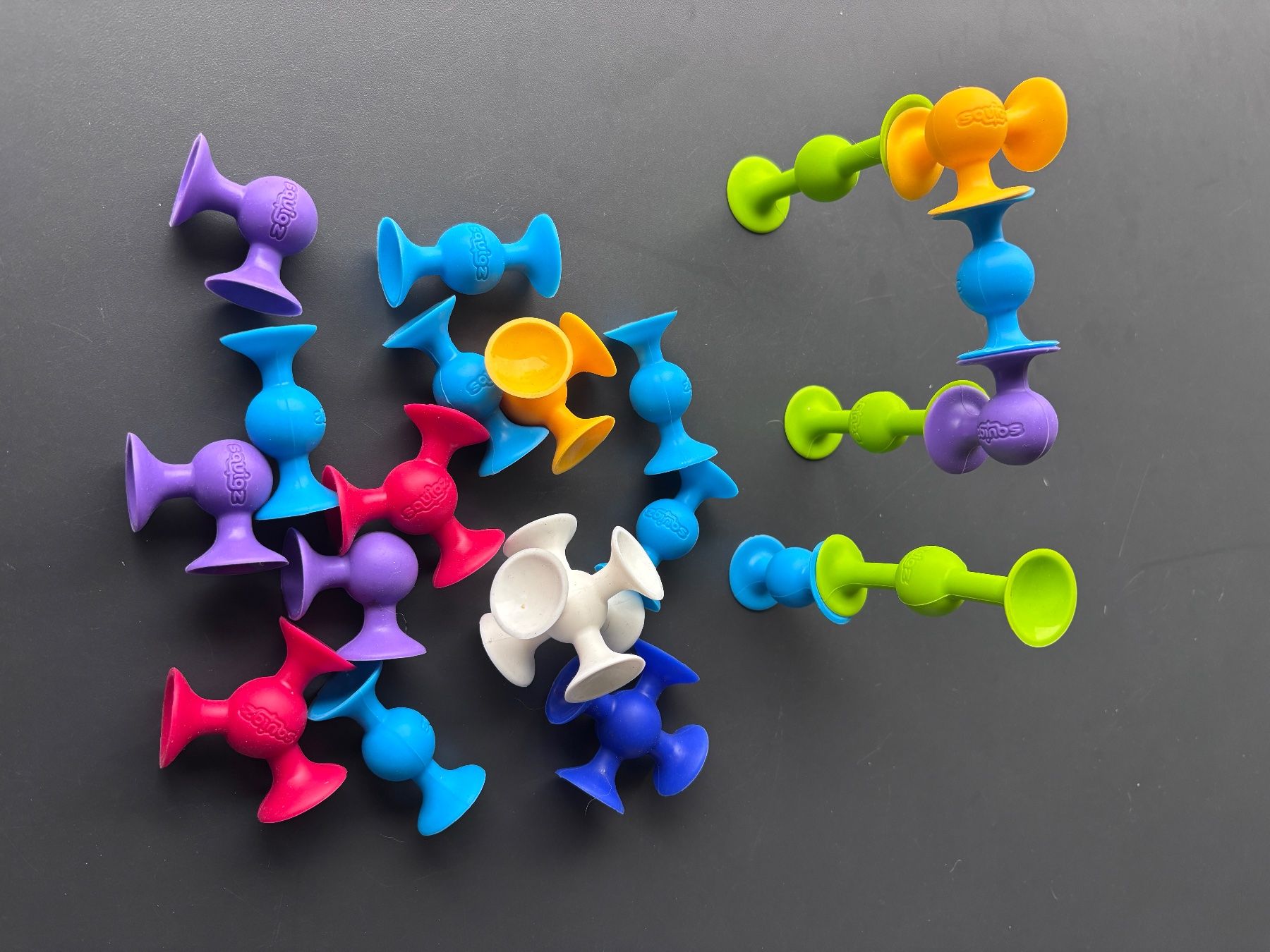 Spielzeuge: Squigz Silicone Suction Construction Toy set – Gebraucht aus Brugg AG von tsannen