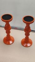 2 Kerzenständer orange Holz rundes Design