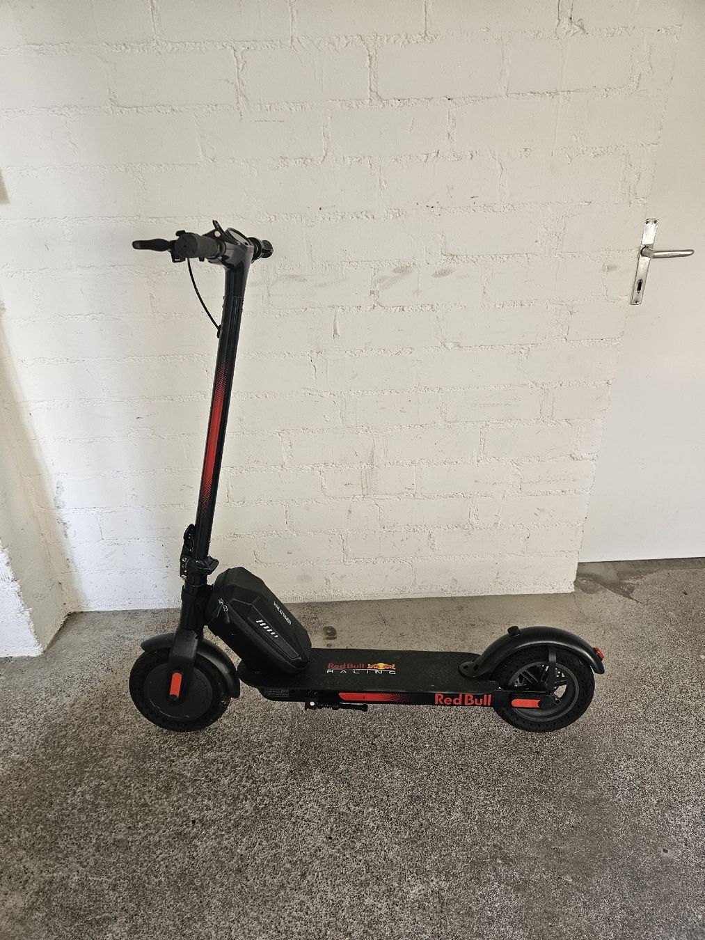 Scooter: Red Bull Racing E-Scooter – Usato da Thun venduto da Karl.Karlson