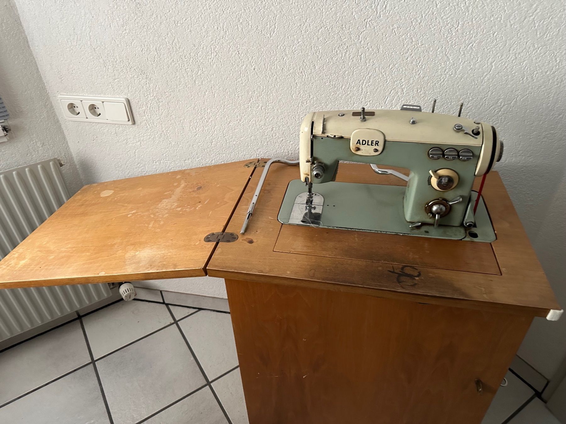 Adler Macchine da cucire: Industrie-Nähmaschine – Usato da Triesen venduto da dor_5t9v