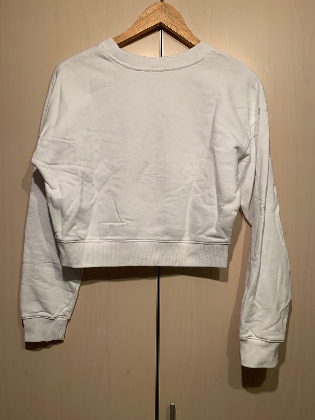 Guess Pullover & Sweatshirts: Damen Kurzpulli weiss GUESS, Grösse S – Gebraucht aus Rosshäusern von MiJoDoOl 1