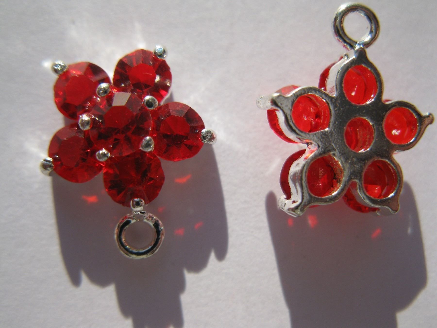 Perle (finte): Anhänger Blume, versilbert mit rotem Strass – Nuovo e nell'imballaggio originale da St. Margarethen TG venduto da LuanaKa 1