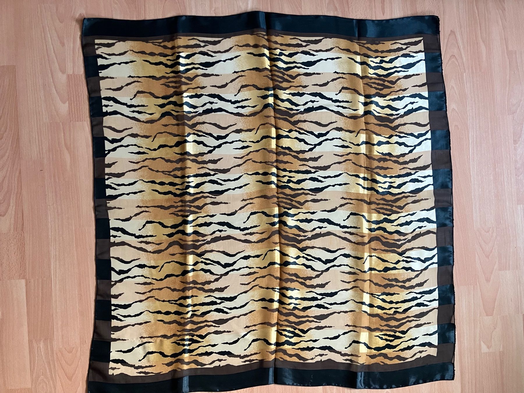 Foulards, Tücher & Schals: Foulard Schal Seide 1m x 1m – Gebraucht aus Zürich von Classic_Collection_Zurich