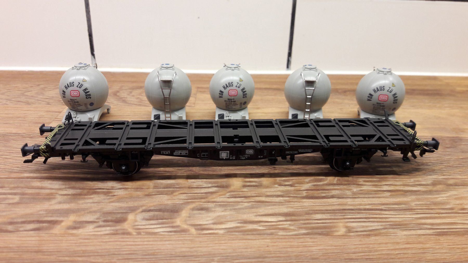 Märklin Modellini di ferrovie: Märklin HO : DB wagon plat avec 5 containers  "DB" – Usato da Buttes venduto da Cafe2005 6