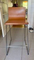 Lot de 2 chaises hautes en cuir marron + table haute offerte