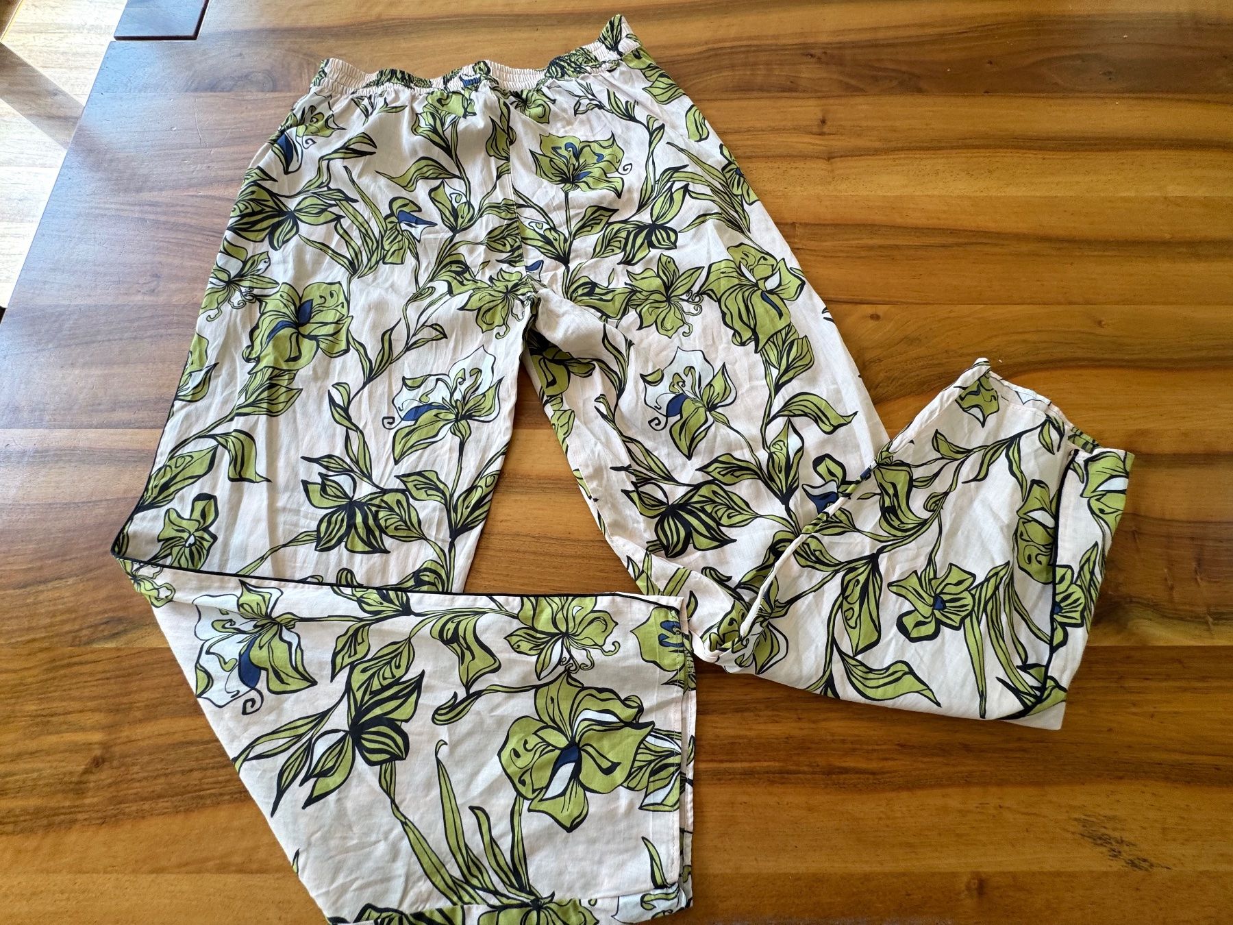 Pantaloni: Leichte Sommerhose mit tropischem Blumenmuster Backstage 38 – Usato da Meiringen venduto da Sheyene 3