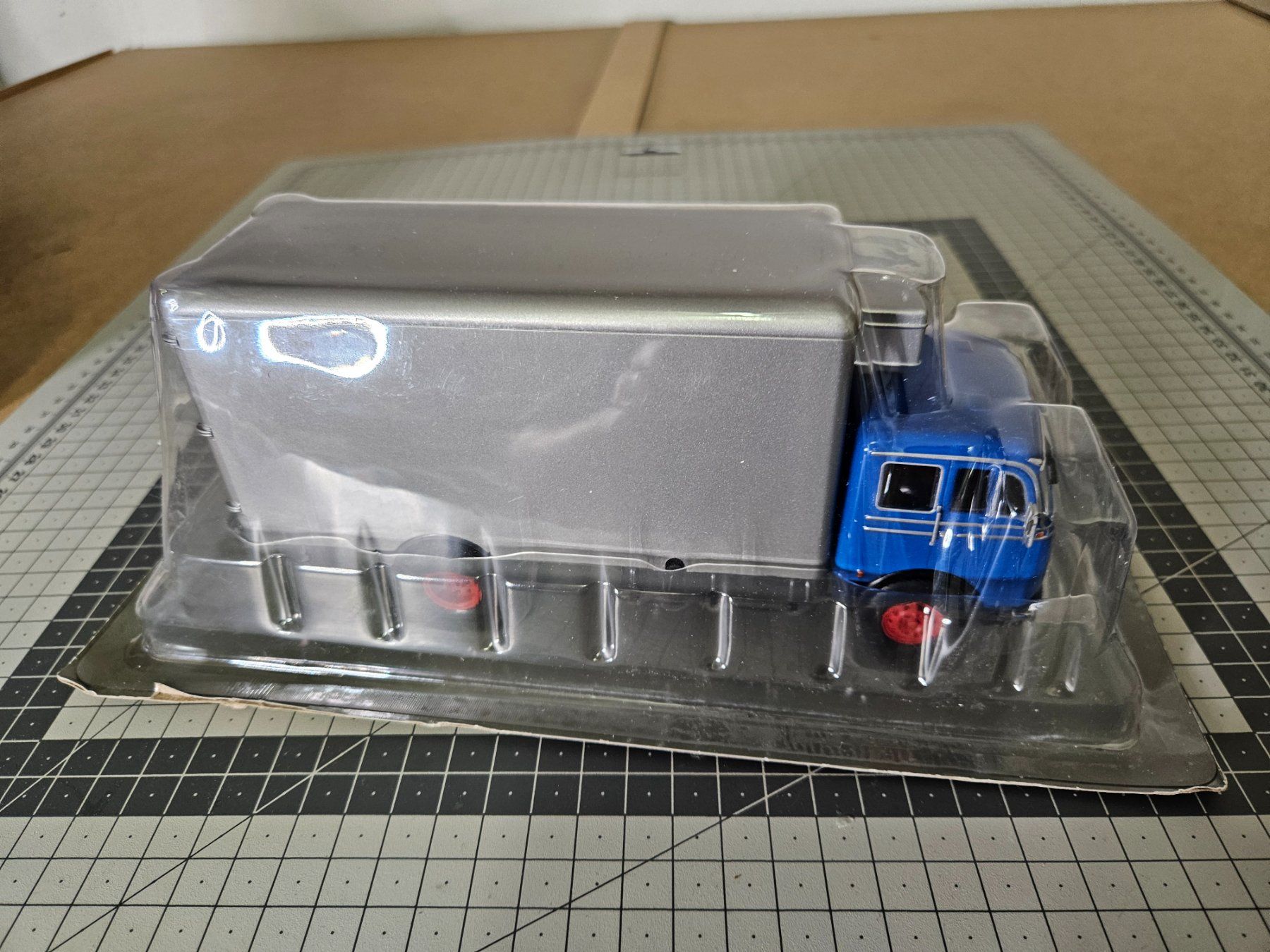 Mercedes-Benz Modellautos: Mercedes Benz  LP 334, 1:43 – Neu und originalverpackt aus Gockhausen von medved007 3