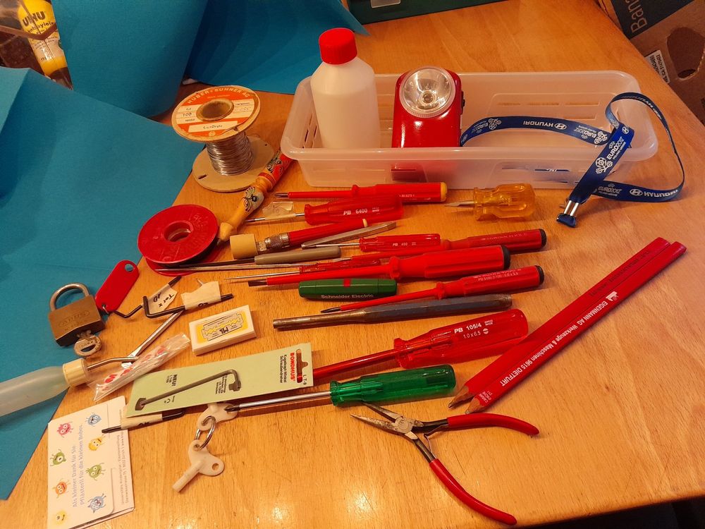 Lot Werkzeug Schraubenzieher Zange Taschenlampe ABUS Schloss | Kaufen ...