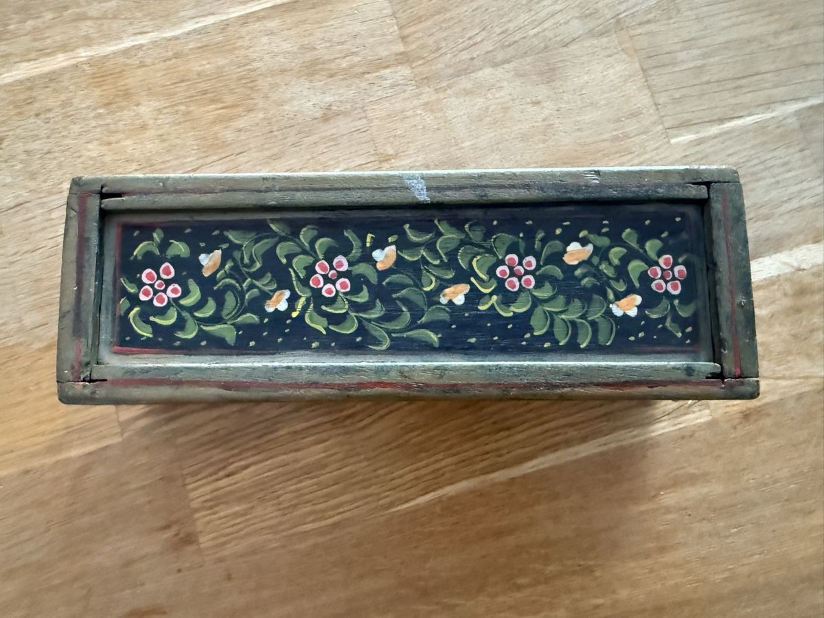 Casse di trasporto: Holzschatulle bemalte Figur und Blumenmuster alt – Usato da Goldach venduto da Donpancho 2