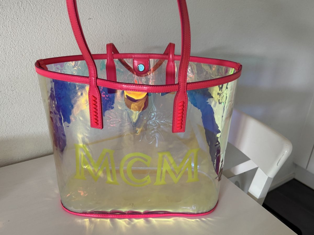 Mcm Borse da donna: MCM Flo Shopper Hologram Medium Neon Pink – Usato da Oberglatt ZH venduto da jul_nhy7 1