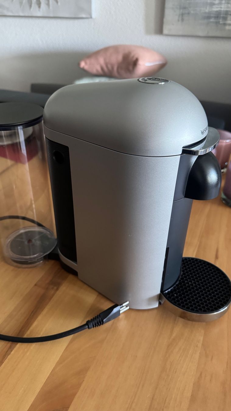 Nespresso Macchine per caffè & Macchine per espresso: Nespresso CH SUB Vertuo Plus Silber – Usato da Lohn-Ammannsegg venduto da nw74 2